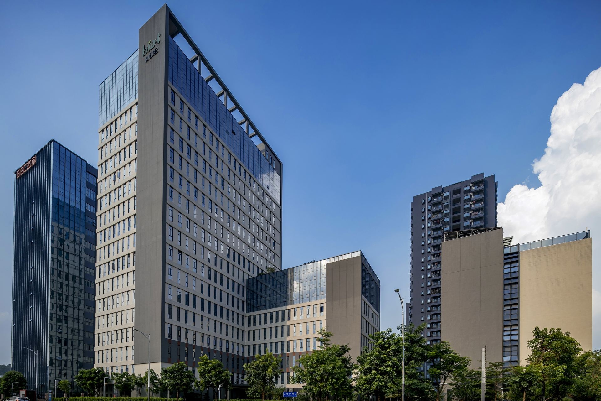 Bild zeigt kompletten Gebäudekomplex